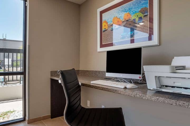 Business Center 27 of 29